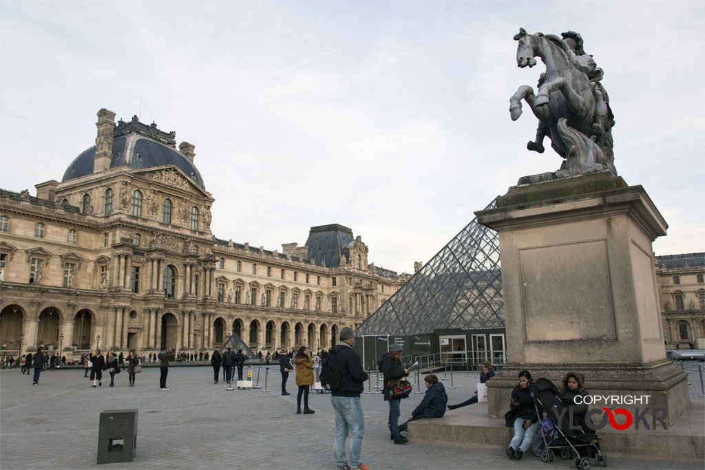 France; Paris; Musee de Louvre; Louvre Pyramid; Pavillon Richelieu 2