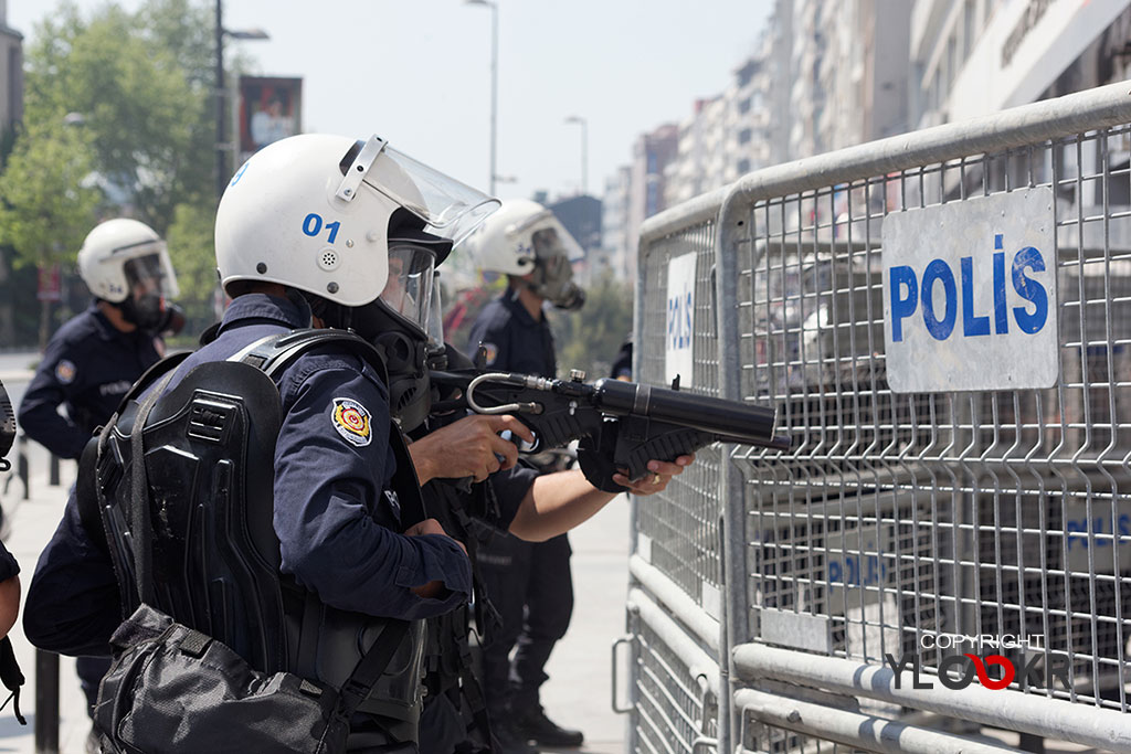 1 Mayıs 2013; Gaz bombası atan polis