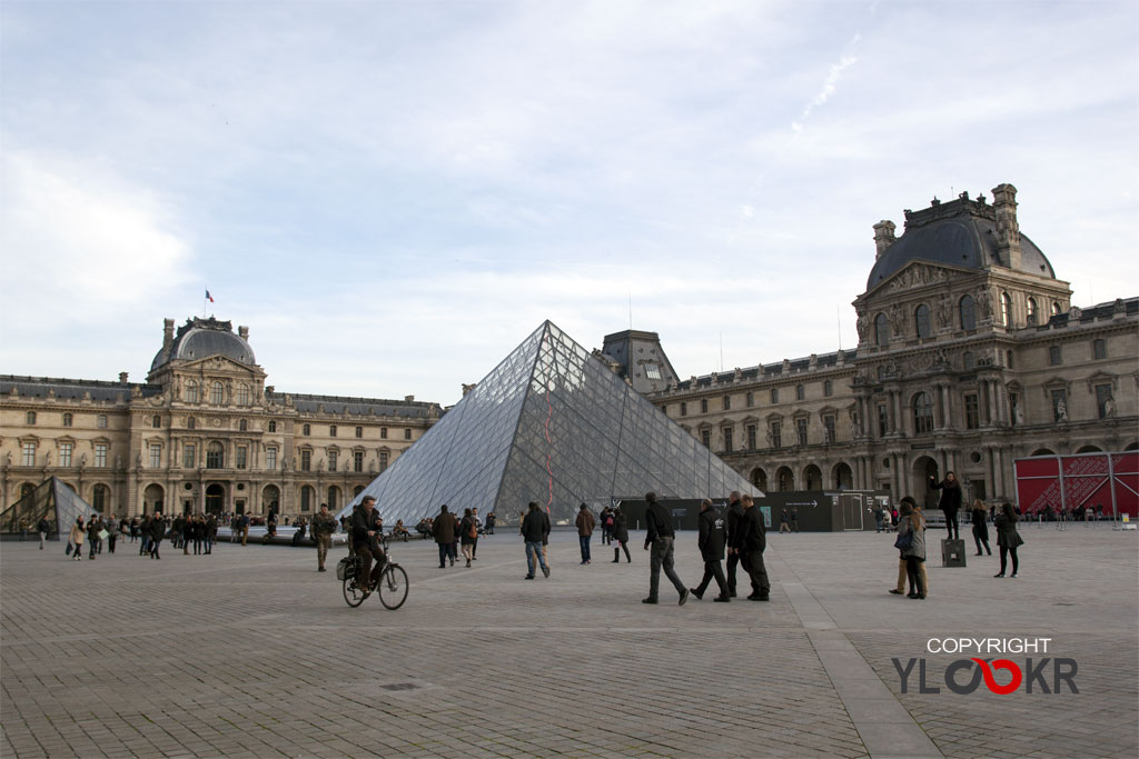 France; Paris; Musee de Louvre, Louvre Pyramid