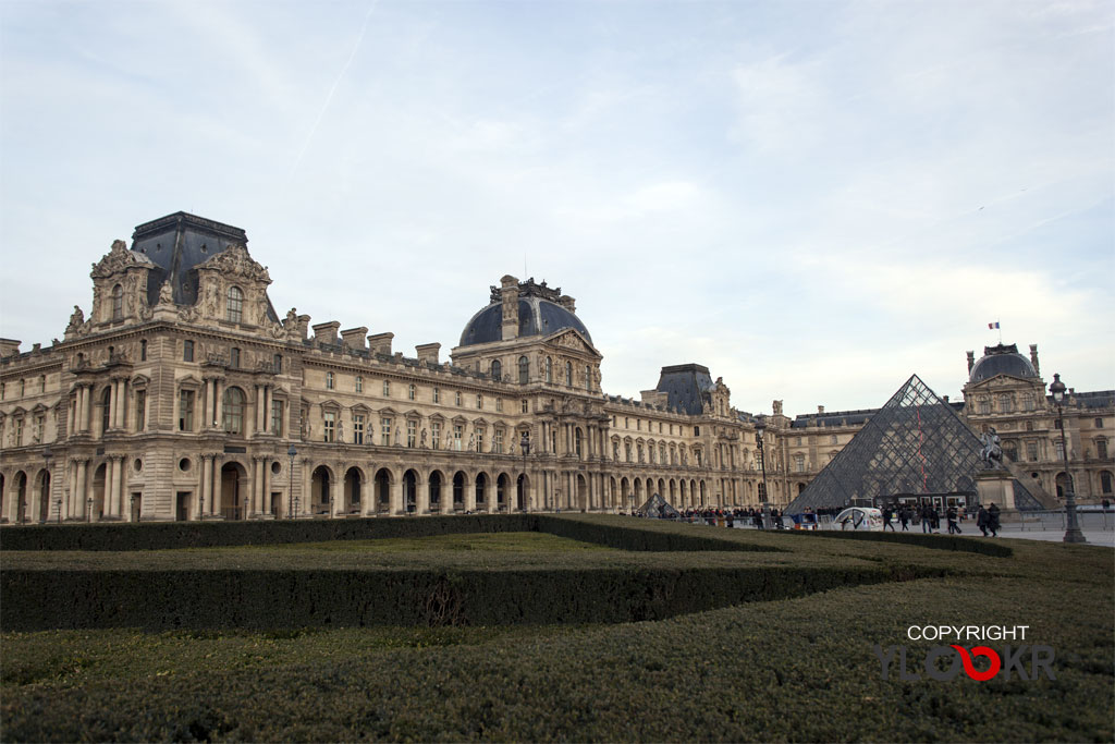 France; Paris; Musee de Louvre; Louvre Pyramid; Pavillon Richelieu 3