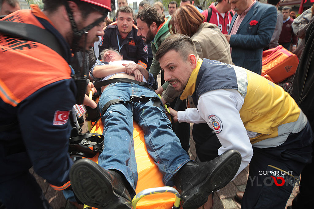 1 Mayıs 2015; İstanbul, Beşiktaş, gaz bombası, sedye, yaralı