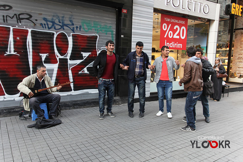 Sokak Fotoğrafı; Halay; Halay Çekenler; İstiklal caddesi