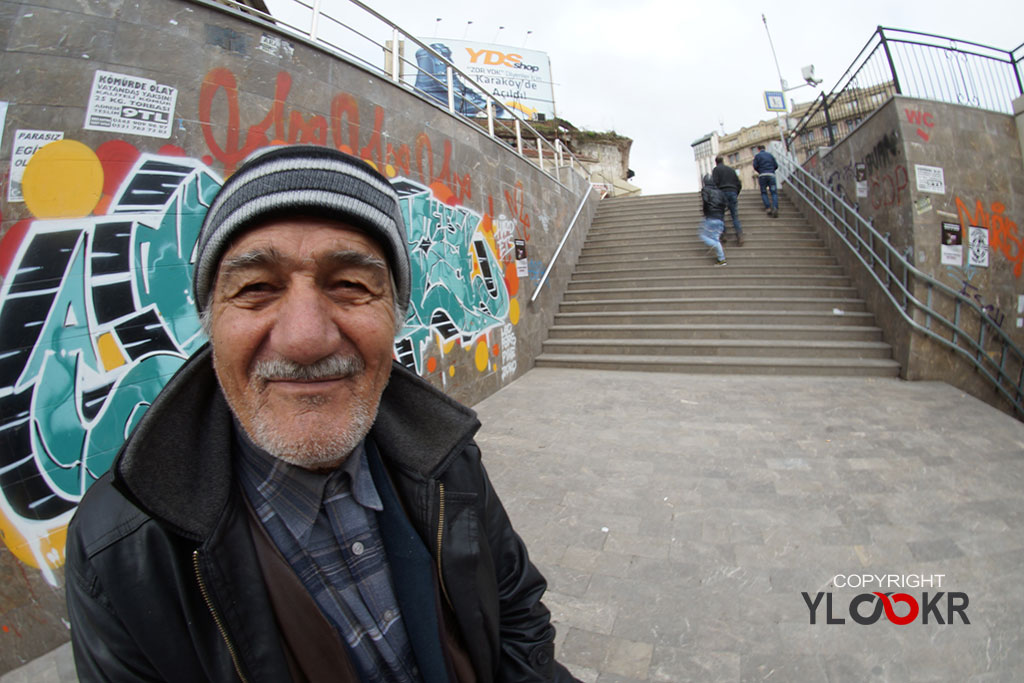 İstanbul; Street Photography; 31 Aralık 2012; Yılbaşı seyyar satıcı; Karaköy Yeraltı Geçidi