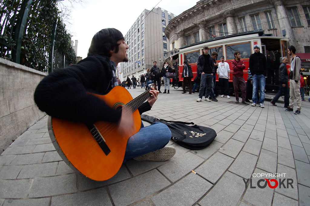 İstanbul; Street Photography; 31 Aralık 2012; Yılbaşı; Sokak Sanatçısı; Sokak Çalgıcısı; Gitar; Nostaljik Tramvay