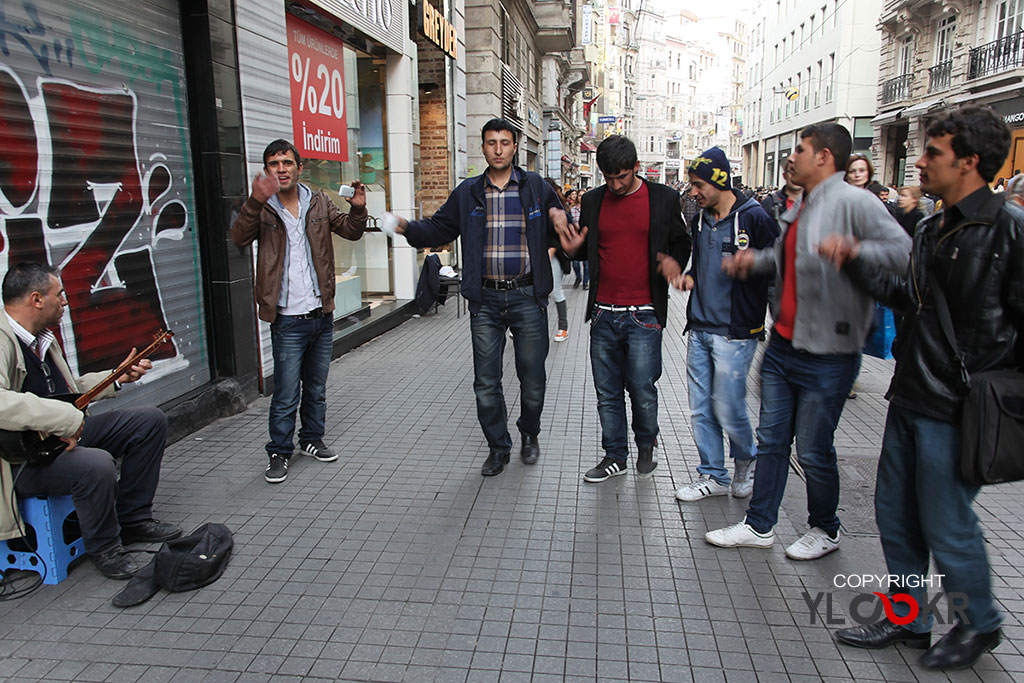 street photography, sokak fotoğrafçılığı; Halay; Halay Çekenler