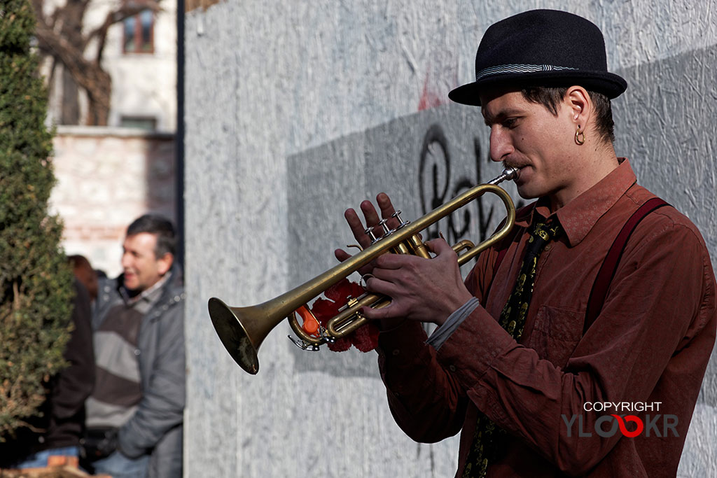 street photography, sokak fotoğrafçılığı; Sokak Müzisyeni; İstiklal Caddesi; trompet