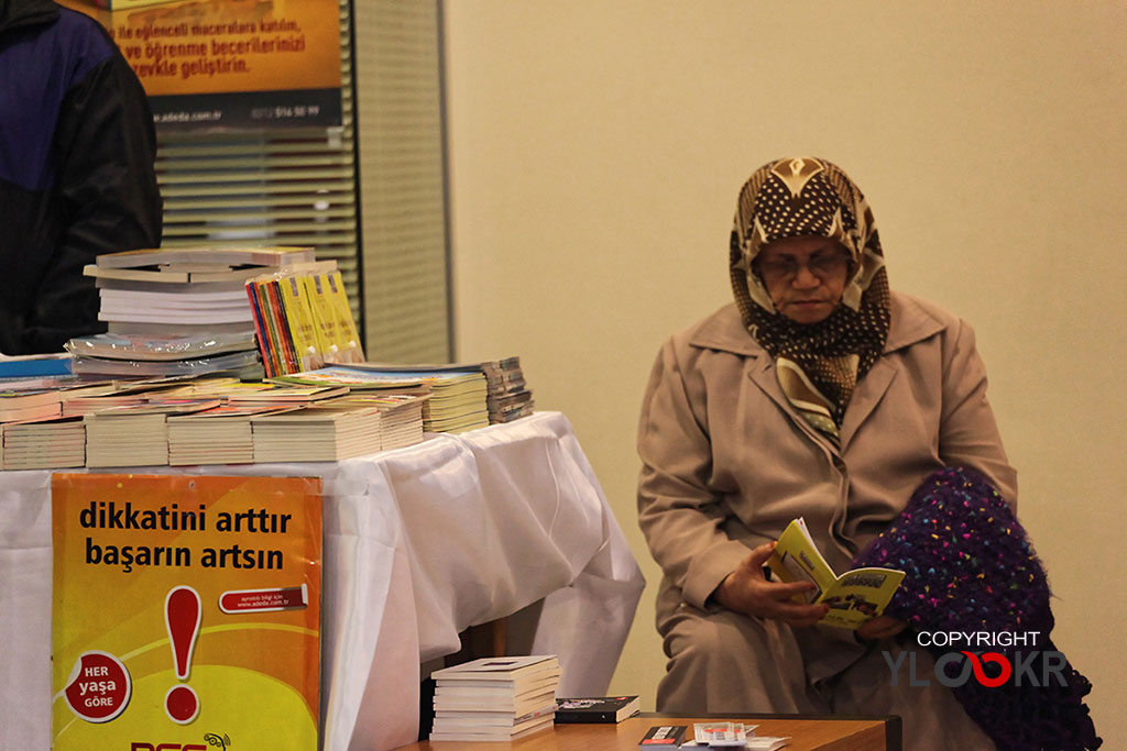 İmza Günü; Caddebostan Kültür Merkezi; Kitap okuyan kadın