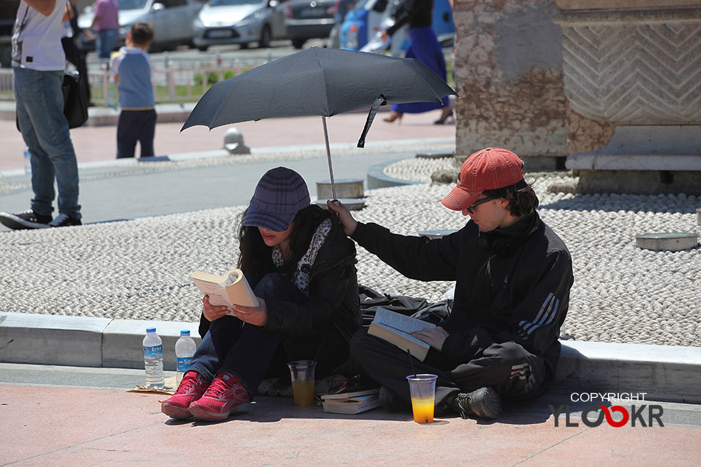 street photography, sokak fotoğrafçılığı Taksim meydanı; Şemsiye tutan adam; Şemsiye; Japon; Japon turist