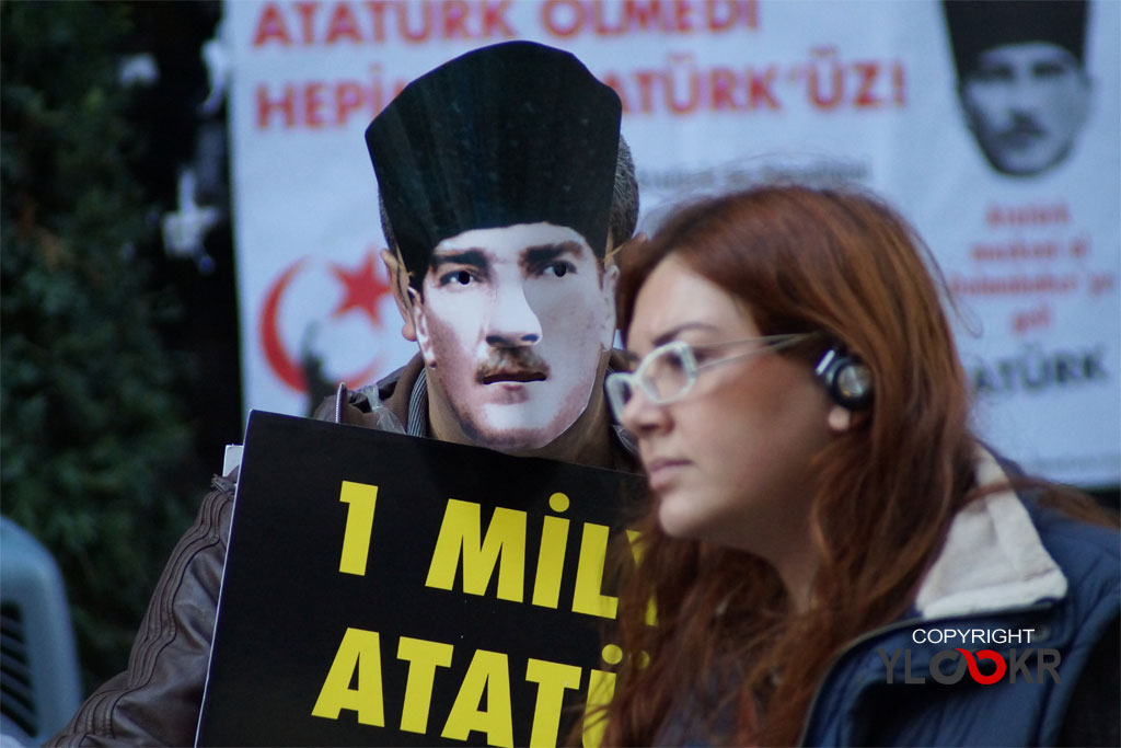 Sokak Fotoğrafçılığı; Atatürk maskesi; Atatürk eylemi