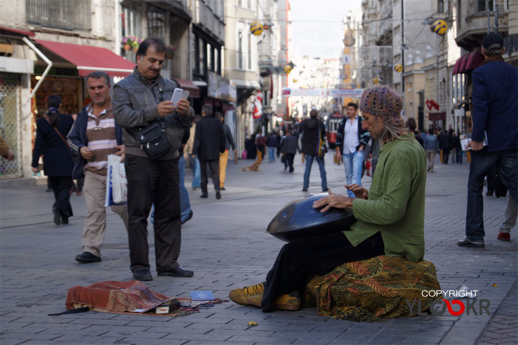 Sokak Fotoğrafçılığı; sokak sanatçısı; sokak müzisyeni; İstiklal Caddesi; tramvay; Nostaljik Tramvay 1